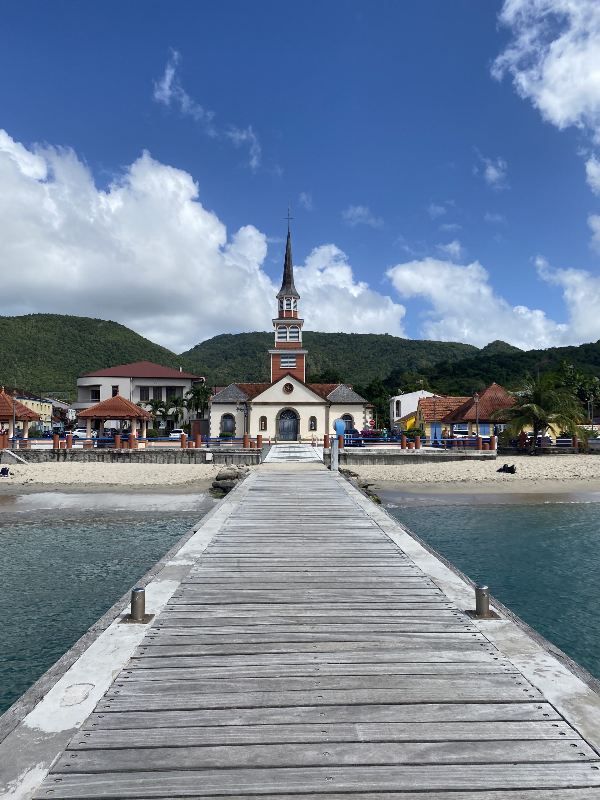 Vue sur le ponton de l'eglise d'anse d'arlet