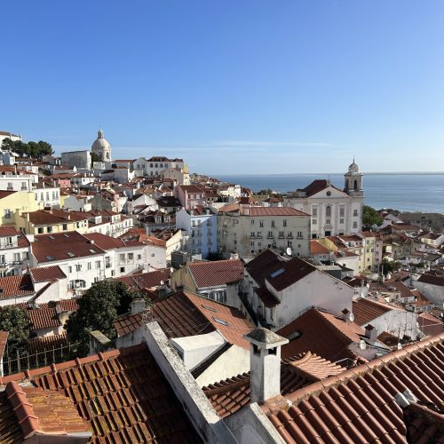 vue des toits de lisbonne sous un ciel bleu