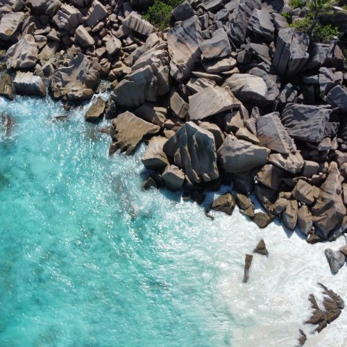 plage aux Seychelles rochers et eau turquoise